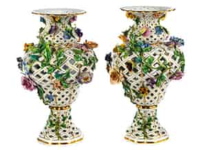 Detailabbildung:  Paar durchbrochene Meißener Vasen