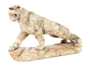 Detailabbildung:  Alabasterfigur einer nach links schreitenden Löwin
