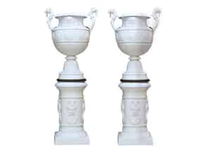 Detailabbildung:  Paar gefasste Vasen auf Sockel im Empire-Stil