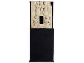 Detailabbildung:  Museale Tabernakelfront in Stein mit gemeißelten Hochrelieffiguren von flankierenden Engeln