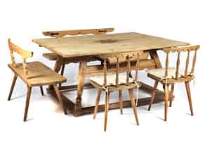 Detailabbildung:  Großer Jogltisch mit zwei Bänken und zwei Stühlen