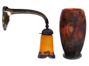 Detailabbildung:  Jugendstil-Glasvase und Lampe, bezeichnet „Daum Nancy 6“
