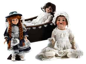 Detailabbildung:  Drei Puppen und Wiege