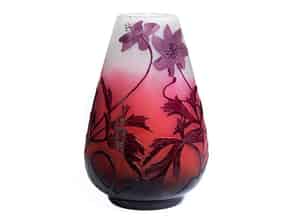 Detailabbildung:  Kleine Vase mit Blütendekor, signiert „Gallé“