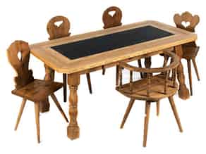 Detailabbildung:  Tisch und fünf Stühle