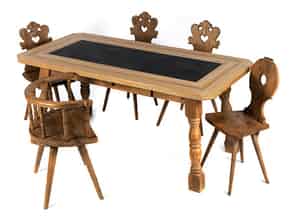 Detailabbildung:  Tisch und fünf Stühle