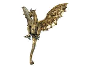 Detailabbildung:  Bronzeskulptur eines Drachen mit aufgestellten Flügeln