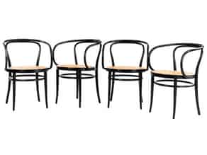 Detailabbildung:  Satz von vier Armlehnstühlen gemarkt „Thonet“