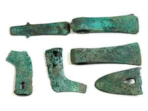 Detail images:  Konvolut von sechs wohl kupferzeitlichen Waffenteilen