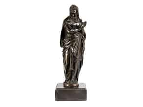 Detailabbildung:  Höchst qualitätvolle Bronzefigur einer stehenden Marienstatue