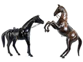 Detail images:  Zwei lederbezogene Pferde
