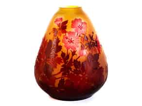 Detailabbildung:  Tropfenförmige Vase mit Blumendekor, signiert „Gallé“