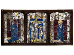 Detailabbildung:  Dreiteiliges Fensterglasbild mit Darstellung des Kreuzes Christi mit den Assistenzfiguren Maria und Johannes Evangelist