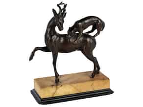 Detailabbildung:  Kleine Bronzefigurengruppe „Jagdhund springt auf einen Hirschen“