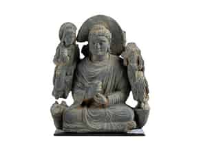 Detail images:  Steinfigur eines im Lotussitz thronenden Buddhas mit seitlichen Begleitfiguren