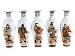 Detail images:  Satz von fünf figürlich bemalten chinesischen Vasen