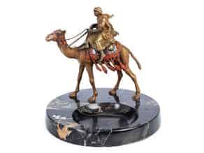 Detailabbildung:  Visitenkarten-Schale mit Wiener Bronze eines orientalischen Jägers auf Kamel