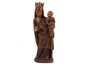 Detailabbildung:  Schnitzfigur einer gotischen Madonna mit dem Kind