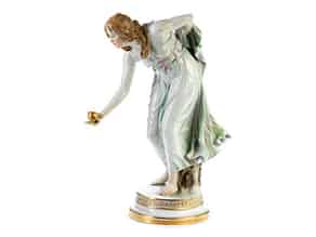 Detailabbildung:  Meissener Porzellanfigur „Große Kugelspielerin“