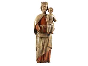 Detailabbildung:  Große in Holz geschnitzte Figurengruppe der Maria mit dem Kind