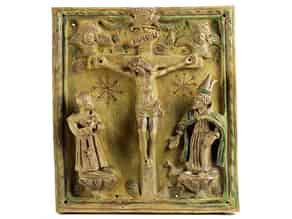 Detailabbildung:  Glasiertes Tonrelief mit Darstellung des Kreuzes Christi zwischen zwei Heiligenfiguren