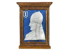 Detail images:  Bedeutende museale Majolika-Reliefplatte mit Portraitbildnis Papst Martinus V