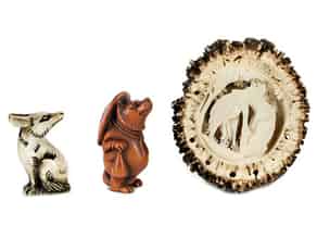 Detailabbildung:  Drei kleine Schnitzobjekte aus einer Sammlung mit Fuchsmotiven