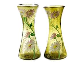 Detailabbildung:  Paar Glasvasen mit Blütendekor