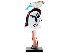 Detailabbildung:  Glasskulptur einer Frau mit Vogel auf dem Kopf