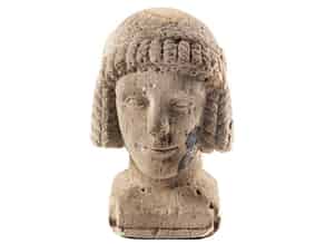 Detailabbildung:  Griechisch archaisierender Kopf in grauem Sandstein
