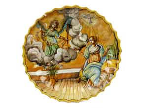 Detail images:  Majolika-Buckelschale mit Istoriato Dekor Verkündigung an Maria 