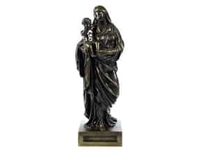 Detailabbildung:  Bronzefigur einer Maria mit dem segnenden Jesuskind