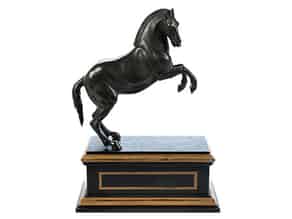 Detailabbildung:  Bronzefigur eines springenden Pferdes