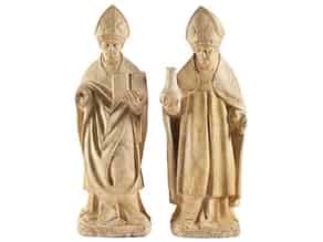 Detailabbildung:  Zwei rundplastische Steinfiguren Heiliger Bischöfe