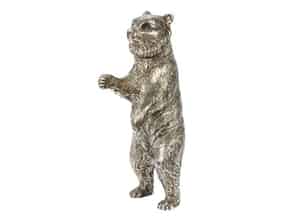 Detailabbildung:  Silbernes Trinkspiel in Form eines Bären