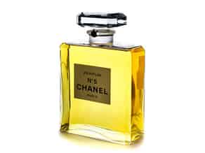 Detailabbildung:  Große Parfumdekorflasche Chanel No. 5/ Paris