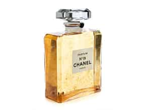Detailabbildung:  Parfumdekorflasche Chanel No. 19/ Paris