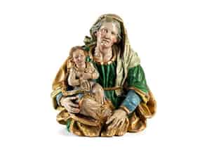Detailabbildung:  Schnitzfigur der Heilige Anna mit dem Marienkind