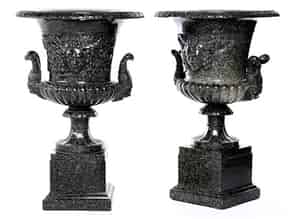 Detail images:  Paar klassizistische Vasen in antiker Kraterform in Serpentinstein