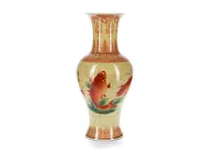 Detailabbildung:  Vase mit Karpfen auf gelbem Fond
