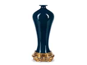 Detailabbildung:  Meiping-Vase auf vergoldeter Basis