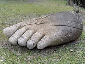 Detailabbildung:  Antikischer Fuß in Sandstein