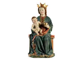 Detailabbildung:  Schnitzfigur einer thronenden Madonna mit dem Kind