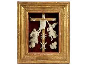Detailabbildung:  Elfenbeinschnitzerei mit dem Schweißtuch der Veronika und Engeln in barocker Kastenrahmung