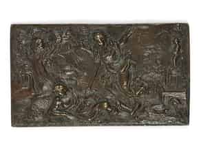 Detailabbildung:  Bronzeplakette mit Reliefdarstellung der antiken Sage vom Liebespaar Pyramus und Thisbe in Landschaft