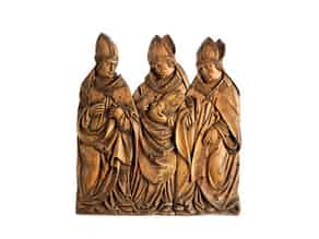 Detailabbildung:  Spätgotisches Schnitzrelief mit Darstellung dreier nebeneinander stehender Heiliger Bischöfe