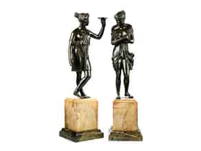 Detailabbildung:  Paar weibliche Bronzefiguren auf Marmorsockel