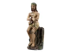Detailabbildung:  Spätgotische Schnitzfigur Christus in der Rast