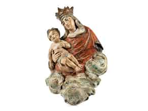 Detailabbildung:  Kleine geschnitzte Figurengruppe Maria mit dem Kind