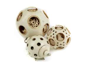 Detail images:  Satz von drei Kunstkammer-Elfenbeinkugeln (Puzzle-Balls)